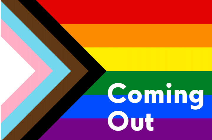 H rainbow σημαία, με τα χρώματα της τρανς σημαίας και τις δύο black lives matter λωρίδες (καφέ, μαυρη) αριστερά. Στο κάτω δεξιά μέρος με άσπρα γράμματα γράφει coming out